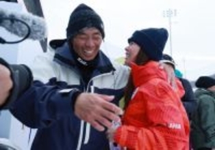 喜ぶ深田と佐藤コーチ　五輪