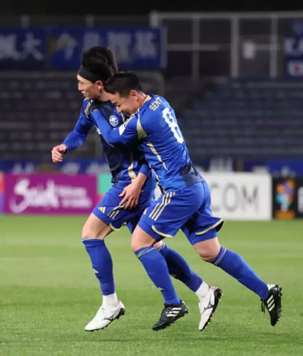 祝福される中村　ＡＣＬサッカー