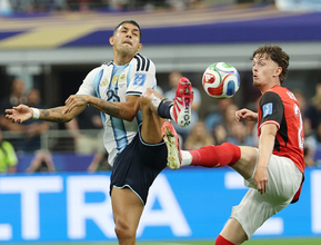 競り合うメディナ　Ｗ杯サッカー