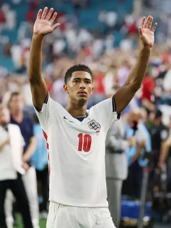声援に応えるベリンガム　Ｗ杯サッカー