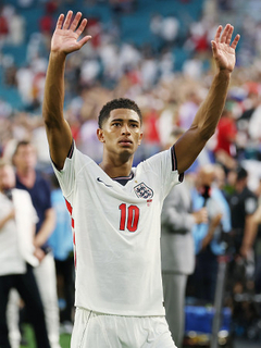 声援に応えるベリンガム　Ｗ杯サッカー