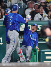 牧を迎える相川監督　プロ野球ＣＳ