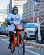 トロント市長、ドジャースのユニ着用