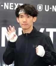 撮影に応じる高見