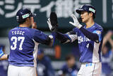 「迎えられる石井　プロ野球」の画像1