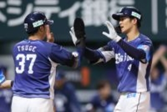迎えられる石井　プロ野球
