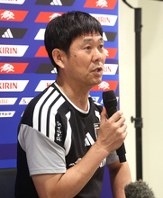 取材に応じる森保監督　サッカー