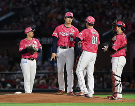 マウンドに集まる楽天ナイン　プロ野球