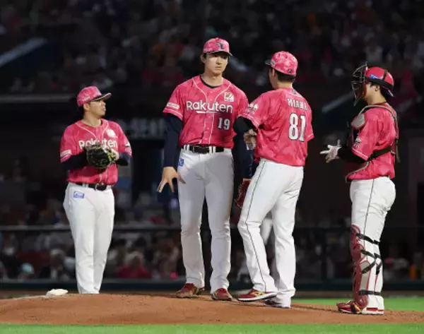 マウンドに集まる楽天ナイン　プロ野球