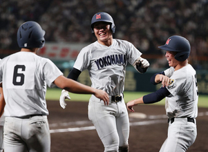 迎えられる江坂　高校野球