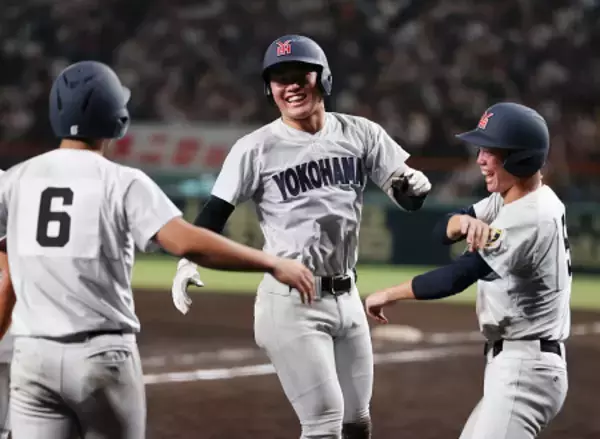 迎えられる江坂　高校野球
