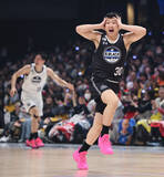 「喜ぶ富永」の画像1