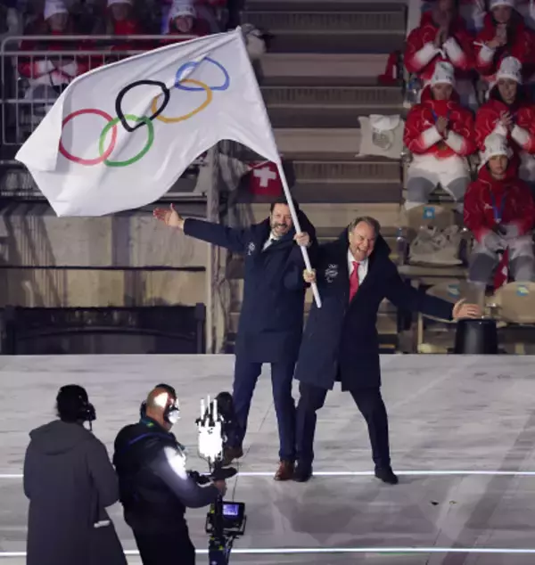 フランスの関係者に渡された五輪旗