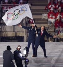 フランスの関係者に渡された五輪旗