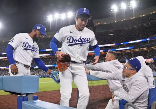 ベンチに戻る大谷　大リーグ