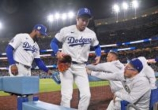 ベンチに戻る大谷　大リーグ