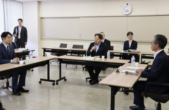 夕張市、職員給与回復へ＝破綻後２０年、林総務相が訪問―北海道