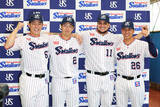 「ポーズを取る山野ら　プロ野球」の画像1