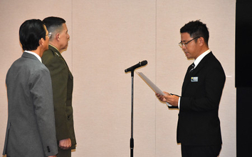 沖縄知事、在沖米軍トップに抗議