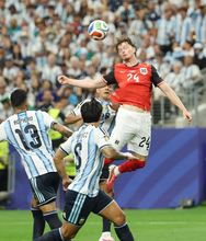競り合うワナー　Ｗ杯サッカー