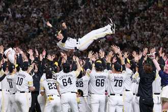 胴上げされる小久保監督　プロ野球