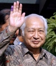 スハルト元大統領「国家英雄」に