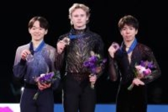 表彰式で笑顔の鍵山ら　フィギュア