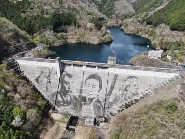 巨大侍、ダムに見参