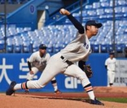 力投する法大の助川　東京六大学野球