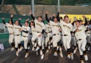 喜ぶ崇徳の選手たち　高校野球