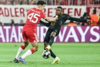 競り合うデンベレ　サッカー