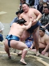 敗れた玉鷲
