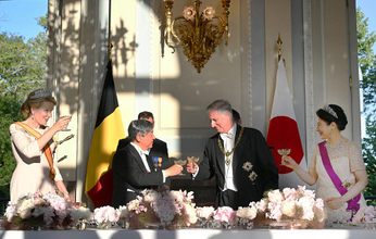 国王夫妻と乾杯される両陛下