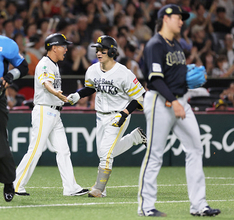 祝福される正木　プロ野球