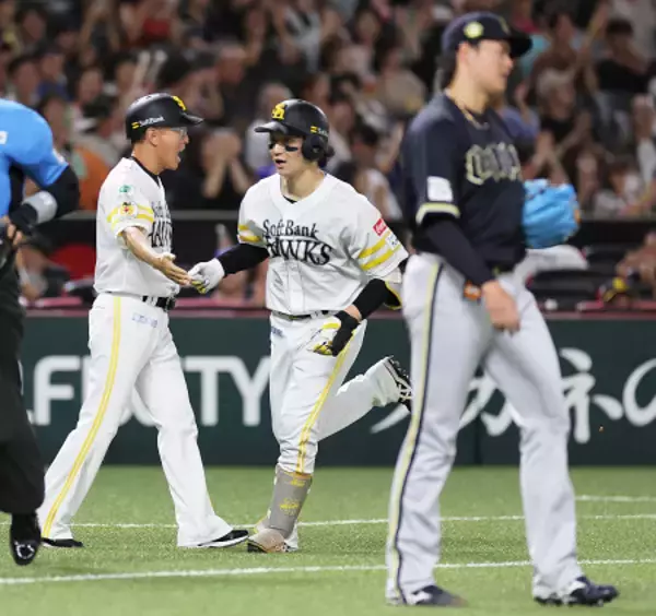 祝福される正木　プロ野球