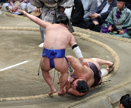 敗れる朝乃山