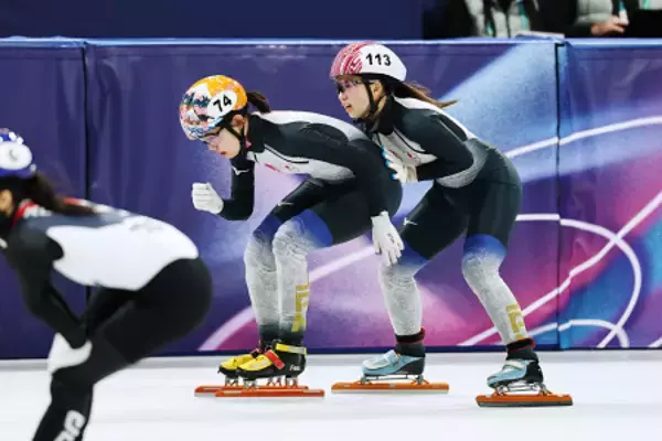 金井にタッチする長森　五輪