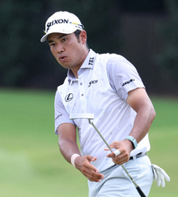 松山、第３Ｒ終え２５位