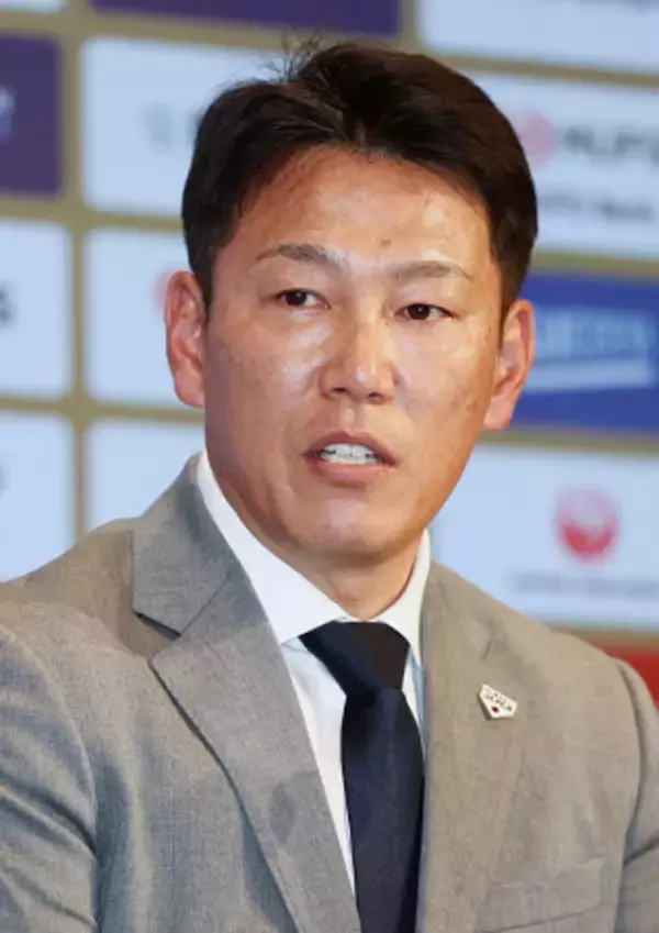 会見する井端監督　野球
