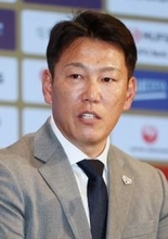 会見する井端監督　野球