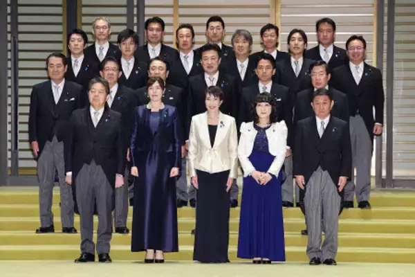 記念撮影する高市首相と閣僚ら