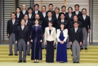 記念撮影する高市首相と閣僚ら