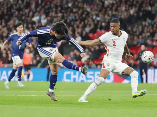 ゴールを狙う上田　サッカー