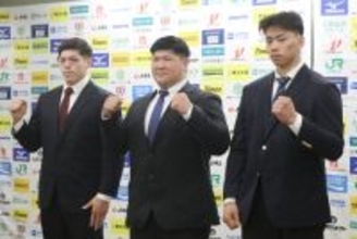 撮影に応じる香川ら　全日本柔道