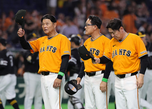 あいさつする橋上監督代行　プロ野球