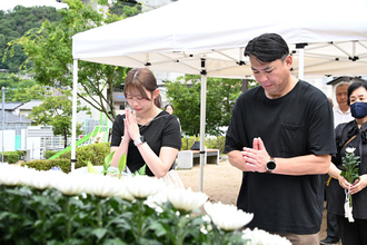 住民らが献花、冥福祈る　