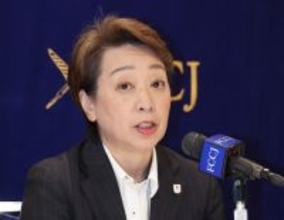 記者会見する橋本会長