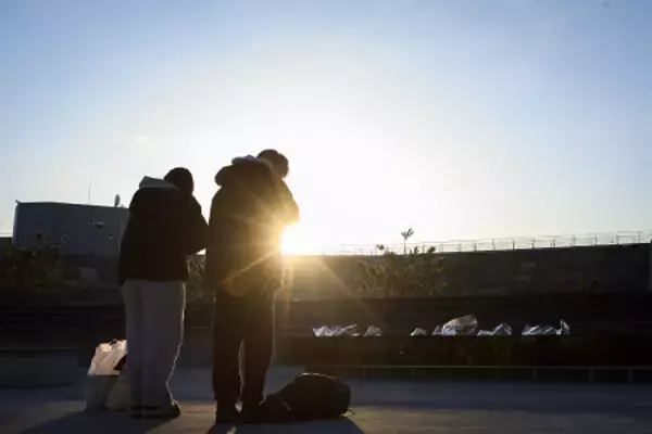 手を合わせる大学生