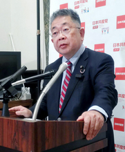 記者会見する小池書記局長