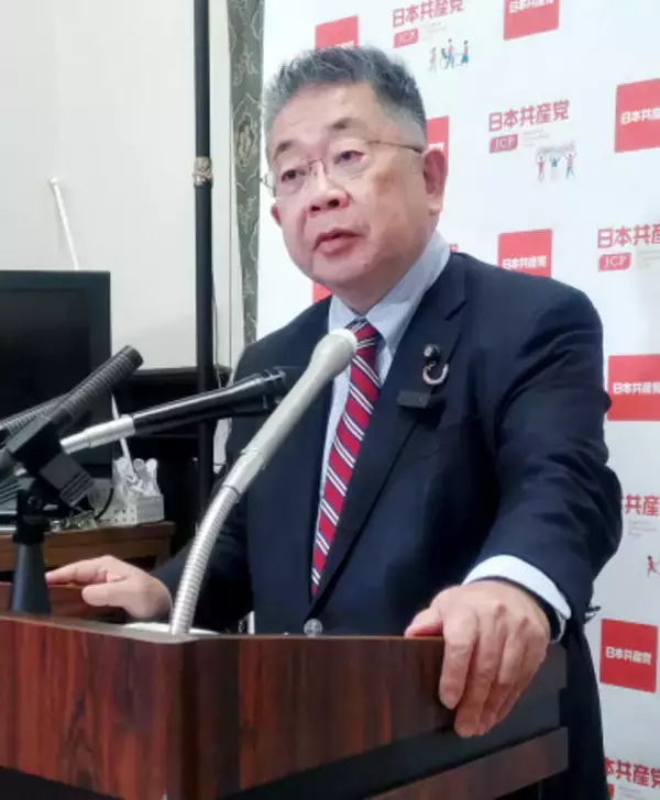 記者会見する小池書記局長